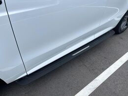 電動サイドステップを装備しております。負担が少なく乗降が可能になります。ルーフへのアクセスも良くなるため、キャリアを付けたときや洗車時にも足場として使えます。