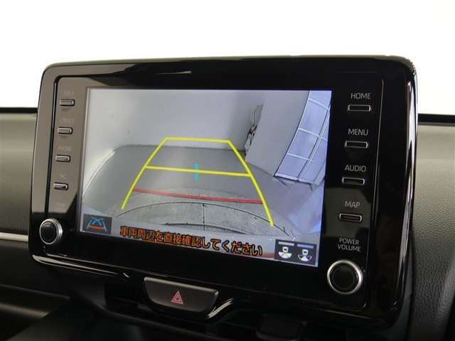 バックガイドモニター付き。車両後方の映像をナビ画面に表示し、駐車などの後退操作をサポートします。