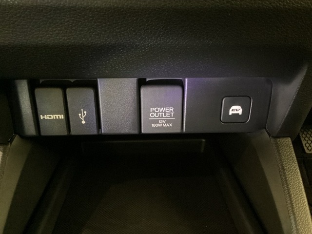 HDMI接続とUSB、12Vソケットで色々なデバイスの充電が可能です！