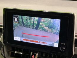 【バックカメラ】駐車時に後方がリアルタイム映像で確認できます。大型商業施設や立体駐車場での駐車時や、夜間のバック時に大活躍！運転スキルに関わらず、今や必須となった装備のひとつです！