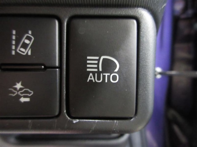 オートマチックハイビームとは、先行車や対向車のライトを認識し、ハイビームとロービームを自動で切り替える機能です。夜道の視界を確保します。詳細は販売店スタッフまでおたずねください。