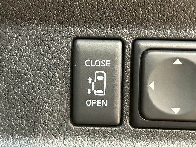 【片側電動スライドドア】運転席よりボタンひとつで開閉可能なスライドドアです。雨の日のお迎えなどに役立ちますね。