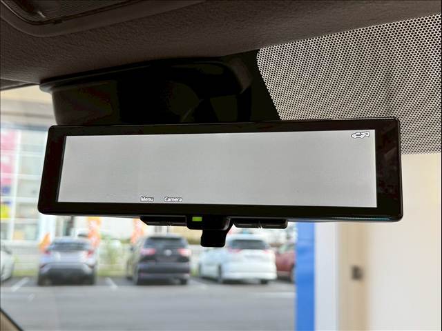 【インテリジェントルームミラー】を搭載しております。ミラーにより後方確認ができますので、駐車の際などに役立ちます。