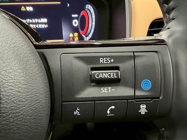 【プロパイロット】日産の革新的かつ安心して使用できる高速道路での単一車線での運転支援技術です。