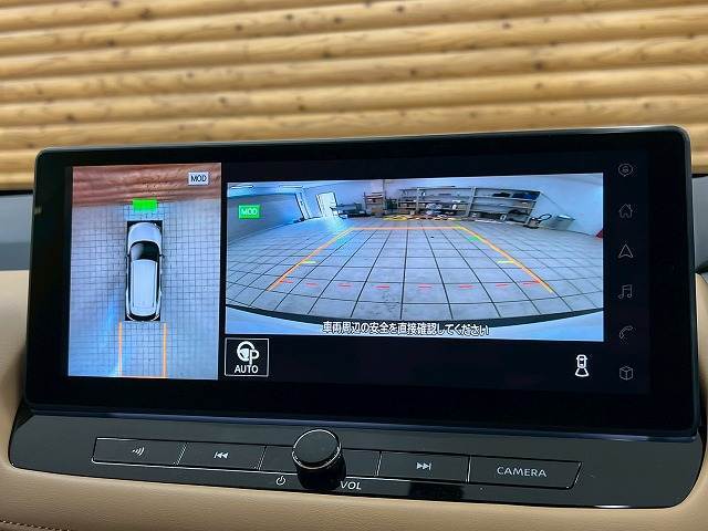 【アラウンドビューモニター】　クルマを上空から見下ろしているかのように、直感的に周囲の状況を把握できます。