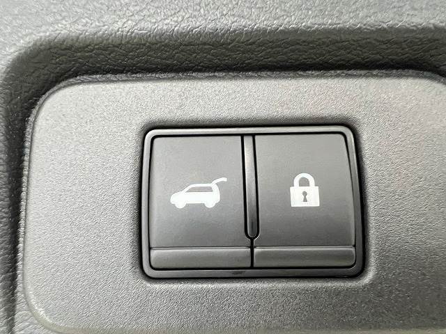 【電動リアゲート】装備しております。両手が塞がた状態からワンタッチでリアゲートを開閉出来る便利なオプションです。