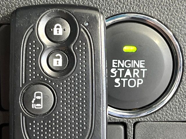 【キーフリーシステム】カバンやポケットに入れたままでもドアの施錠・解錠が可能なスマートキーを装備。エンジンのオン・オフ時もカギを取り出す必要が無いからとっても便利です♪