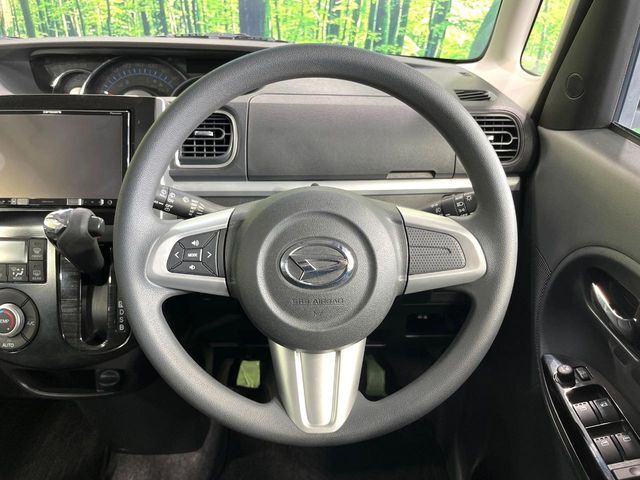 インテリアに合わせたデザインのステアリングは、運転される方のことも考え、運転しやすい形状、大きさです。是非一度、実際に触ってお確かめください。