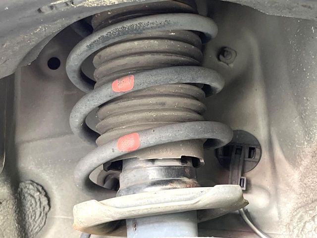お車を安心してお乗りいただく為には、足回りの定期点検が欠かせません。サービスサポート（有償保証）では無料点検もご提供しており、安心のカーライフをお過ごしいただけるサポート体制が整っています。