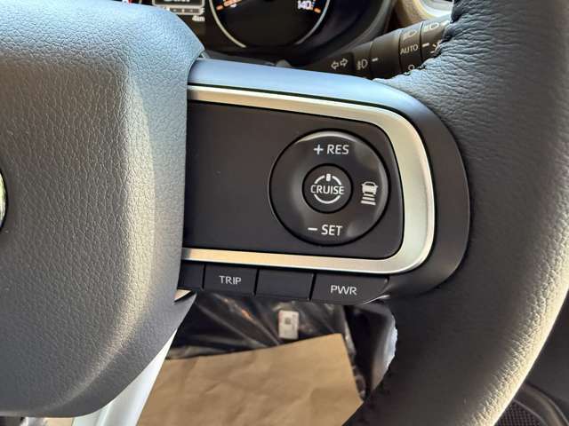 スマートクルーズを装備しております。前走車なら追従して速度をコントロールしてくれます。