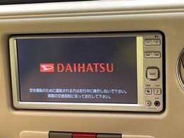 【純正ナビ】人気の純正ナビを装備しております。ナビの使いやすさはもちろん、オーディオ機能も充実！キャンプや旅行はもちろん、通勤や買い物など普段のドライブも楽しくなるはず♪