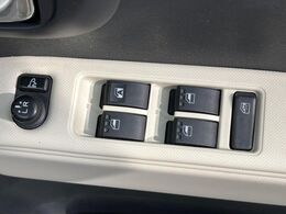 【電動格納ミラー】サイドミラーは電動格納式となっており、狭い駐車場でもキズがつくリスクを抑えられます。