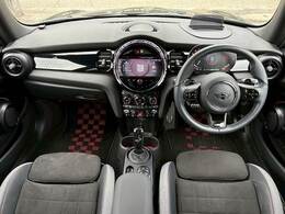 MINIならではのコックピット！！高級感があり、かつシンプルなデザインが飽きがこないとご好評いただいております。スイッチ一つ一つにも「こだわり」とセンスを感じます。