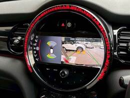 【バックカメラ】装備。後方確認に役立ち、楽々駐車やバックをしていただけます。