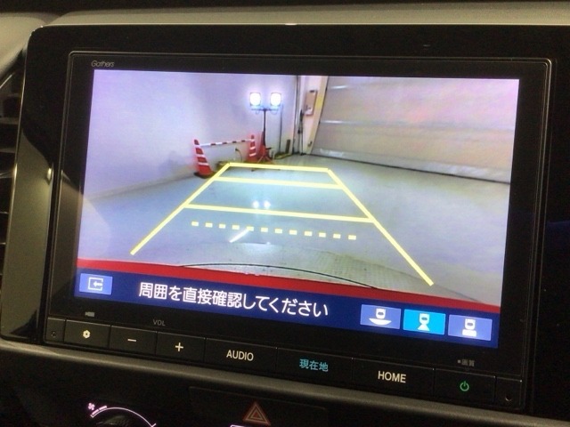 リバースギアに入れるだけで後方の表示へ切り替わります。夜間や雨の日の駐車も楽になりますよ。