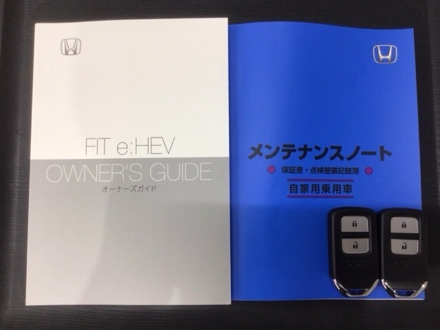 スマートキーは鍵をバッグに入れたままでもドアロックの開閉やエンジンのON・OFFができます。夜間や雨の日も鍵を探さなくて良いので便利です。