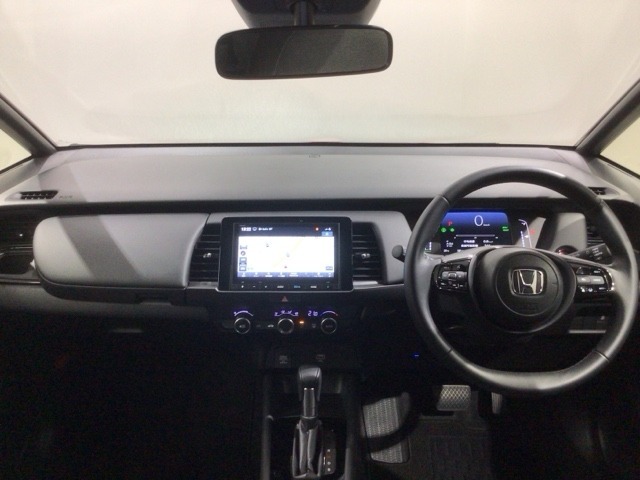 使いやすいレイアウトのダッシュボード周辺です。オートエアコンや小物入れなど嬉しい装備が満載です。