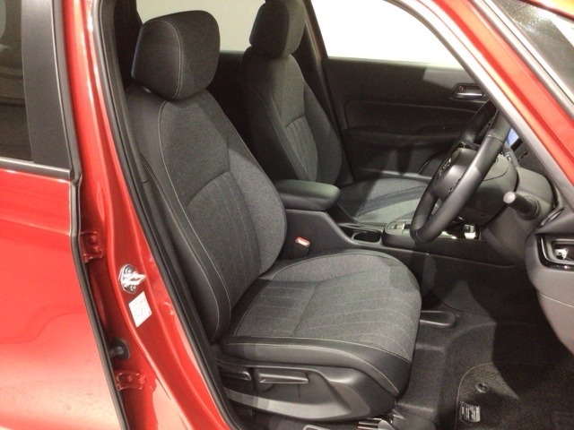 程よい硬さとホールド性が高くロングドライブも疲れにくいシートです。