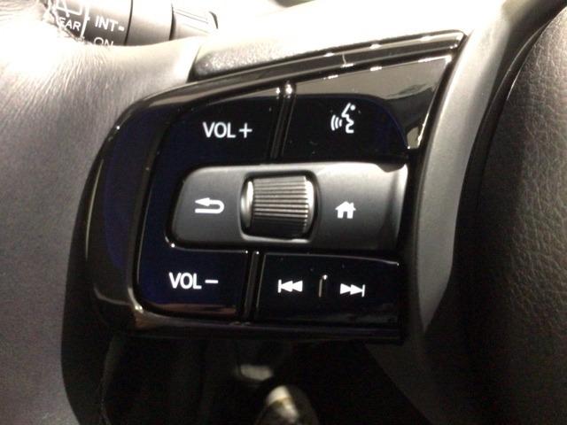 ステアリングにオーディオ操作スイッチが付いています。オーディオ画面に直接タッチしなくても操作が出来ますので、運転に集中できます。