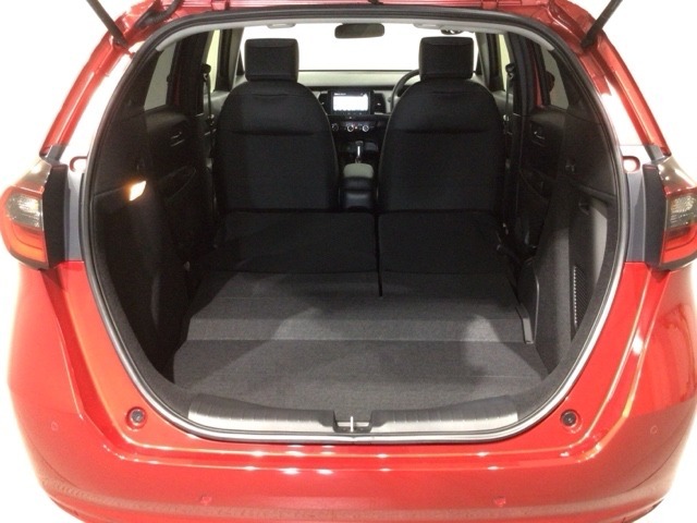 リアシートを倒すと、ラゲッジスペースを広くお使いいただけます！