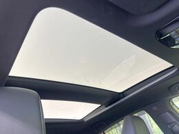 【調光パノラマルーフ】車内の解放感が一気に上がる大型パノラマルーフに調光機能がプラス！日差しが強い時、シェードを閉めなくてもガラスの透明度を調整することで心地よい明るさに♪