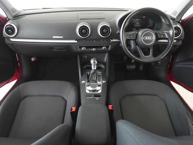 Audiのインテリアはエクステリア同様、優れたデザイン性とクオリティ、そして機能性を兼ね備えております。