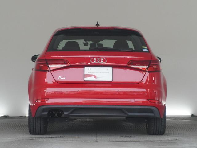 当店はアウディジャパン販売の取扱車両でしたら、どちらの店舗のお車でもお取り寄せ可能です。