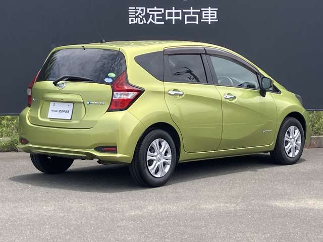 後部座席はプライバシーガラスとなっています。座っている人や置いてある荷物が見えにくくなっているのでプライバシーの確保が出来ます。ぜひ見て確認してみて下さい