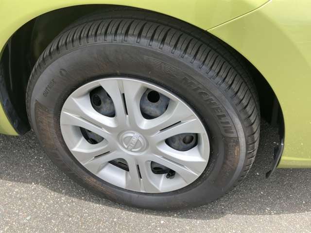 フルホイールカバーは、アルミホイールを思わせる質感と軽快感