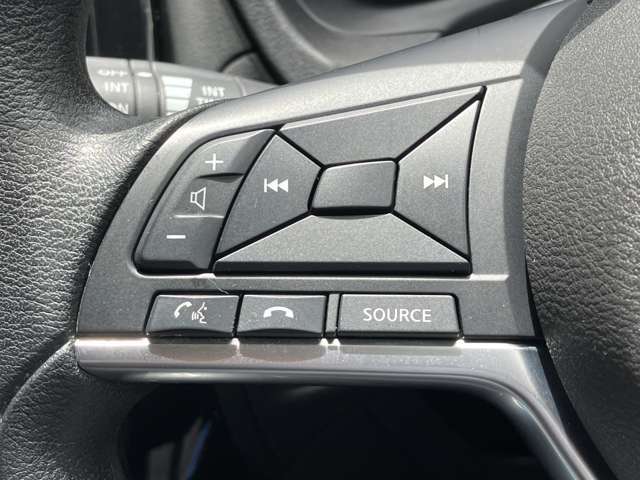 ステアリングスイッチ搭載！ハンドルひとつで手を離さなくても運転中視線をそらさなくても操作が出来て便利です