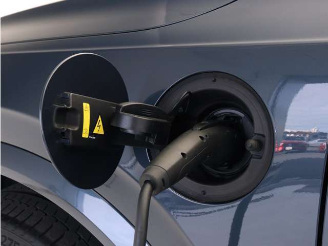 専用コードを接続するだけで簡単に充電が行えます。プラグインハイブリッドモデルRecharge PHEV T8 AWDは、走行中の充電のほか、自宅などに設置された充電機器からの充電が可能です。