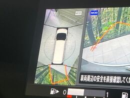 【アラウンドビューモニター】専用のカメラにより、上から見下ろしたような視点で360度クルマの周囲を確認することができます☆死角部分も確認しやすく、狭い場所での切り返しや駐車もスムーズに行えます。