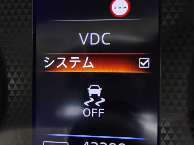 【横滑り防止】ハンドル操作や滑りやすい路面を走行中、横滑りを感知すると自動的に車両の進行を保つよう制御！