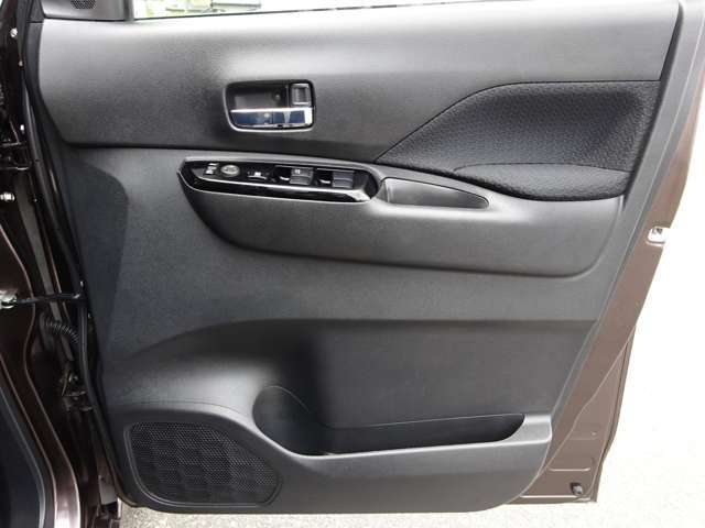 ◇運転席扉　内側部分になります◇【パワーウィンドウ】窓の開け閉め楽々！少し換気したいな～なんて時にササッと操作できますね♪