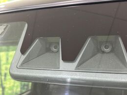 【スマートアシスト】走行中に前方の車両等を認識し、衝突しそうな時は警報とブレーキで衝突回避と被害軽減をアシスト。より安全にドライブをお楽しみいただけます。