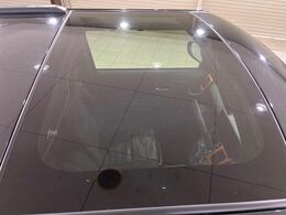 【ガラスルーフ】ガラスルーフ搭載で車内の解放感が一気にアップ！開放的なドライブをお楽しみいただけます。