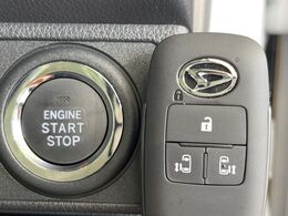 【キーフリーシステム】カバンやポケットに入れたままでもドアの施錠・解錠が可能なスマートキーを装備。エンジンのオン・オフ時もカギを取り出す必要が無いからとっても便利です♪