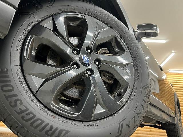 【純正18インチホイール】を装備しております。バランスのとれたアルミで高速走行も安定性が高くなっております。