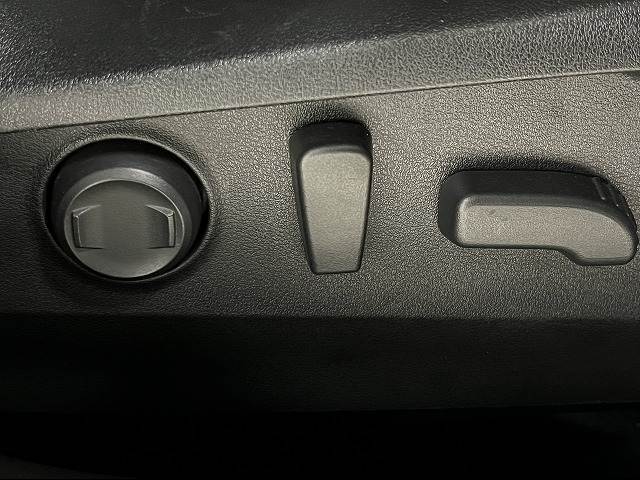 スイッチを操作することで電気モーターが前後スライドや座面の高さ、背もたれの傾きを調整してくれます。
