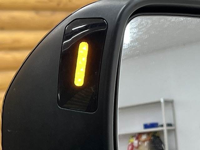 ブラインドスポットモニター装備。車線変更をしようとした時に車両があれば警報を鳴らしてくれます。