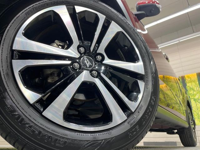 【純正アルミホイール】デザイン性の高い純正アルミホイールを装着しております。各種社外アルミホイールや、スタッドレスタイヤも取扱いしております。是非ご相談ください♪