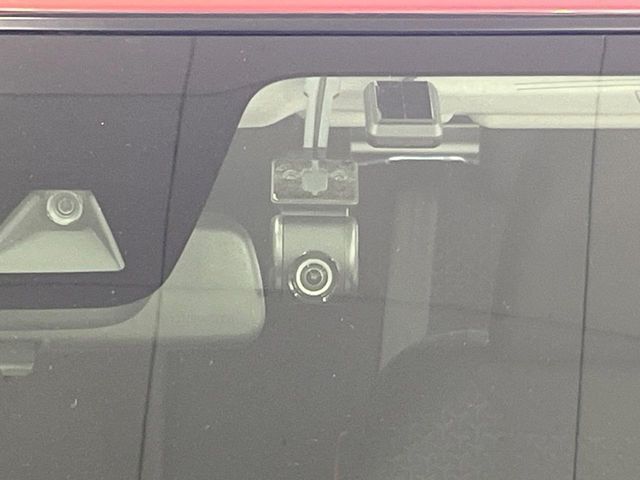 【ドライブレコーダー】安心・安全なカーライフに必須のドライブレコーダーを装備！走行中はもちろん、あおり運転や事故に遭遇した際の状況も映像で記録し、万一のリスクに備えます。