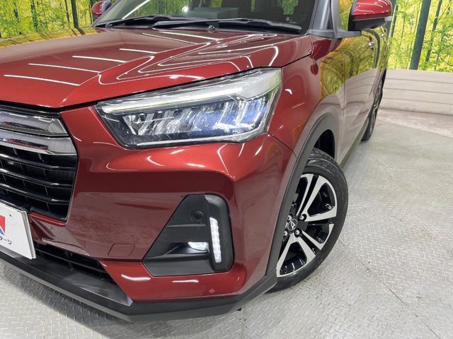 【LEDヘッドライト】悪天候や夜間走行時も良好な視界を確保し安心して運転できる高輝度LEDヘッドライトを装備！点灯速度が早く、消費電力も抑えられています。