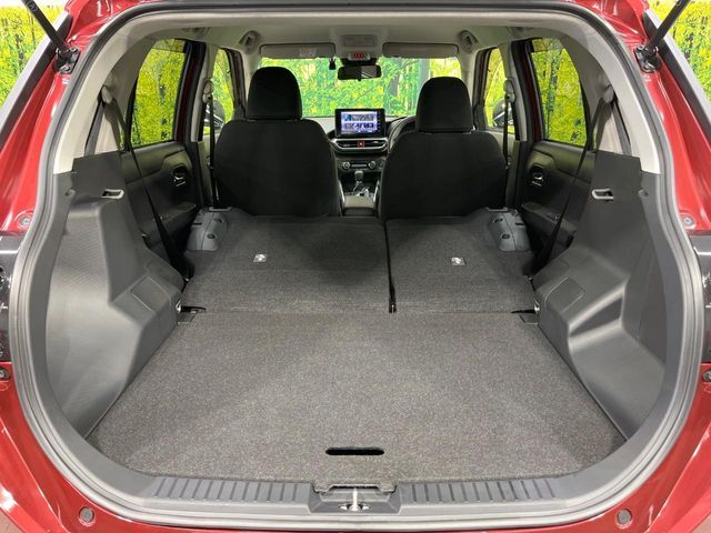 ラゲッジルームは、大容量のスペースを確保。普段のお買い物からレジャーまで、幅広く活躍してくれます！また、リアシートを倒すことでバリエーション豊かにお使いいただけます。