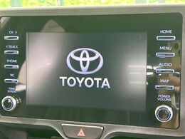 【ディスプレイオーディオ】お手持ちのスマートフォンとの連携で、ナビや音楽再生など各種アプリを使用可能。スマホに近い感覚でお使いいただけます♪