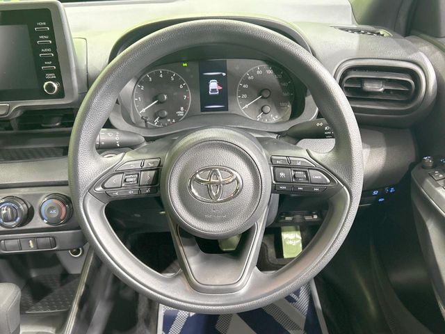 インテリアに合わせたデザインのステアリングは、運転される方のことも考え、運転しやすい形状、大きさです。是非一度、実際に触ってお確かめください。
