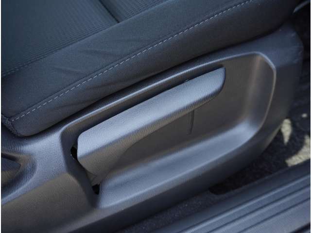 シートリフターで調整ができるので運転しやすい姿勢に調整がききます。