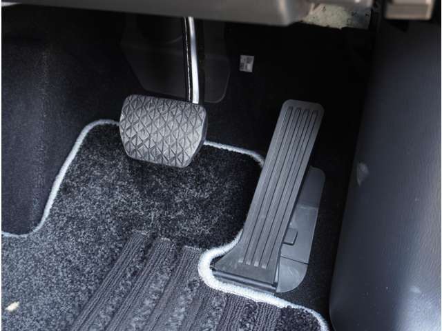 オルガン式アクセルペダル採用で運転時の疲労軽減し、とっさの踏み間違いも置きにくくなります。