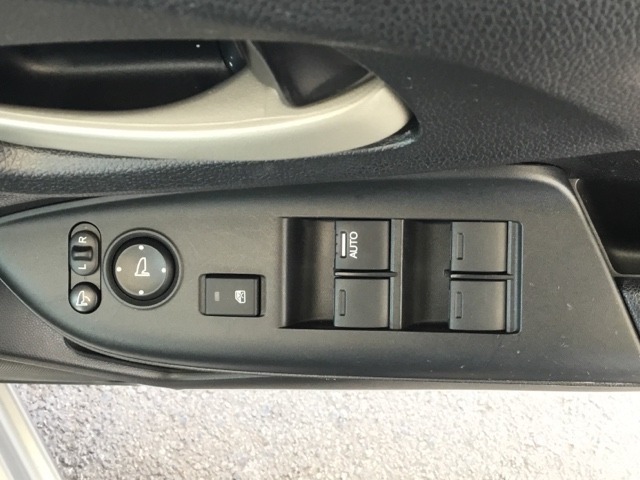 電動格納式リモコンドアミラーと、パワーウィンドウマスタースイッチ等は運転席ドアにあります。