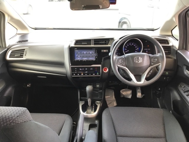 広びろとした視界が運転にゆとりを広げます。